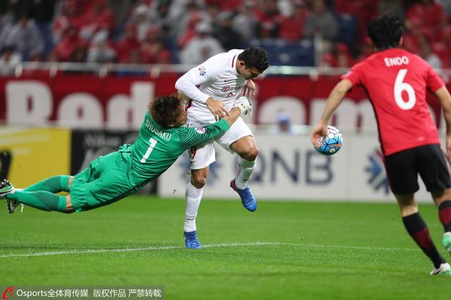 阿森纳1-1埃因霍温【比赛焦点瞬间】第6分钟，巴卡约科横传中路，佩皮跟进推射被拉姆斯代尔挡出，范安霍尔特跟进补射被萨利巴封堵出底线！